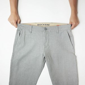 Want to know what makes our Smart 360 Flex™ unbelievably comfortable? Their Flexible Waistband provides you with amazing comfort when you’re on the move, no matter where you go. Find out more at: bit.ly/dockers-s360f-1020. | Dockers