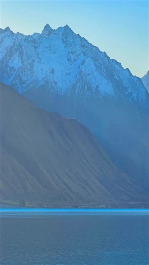 Mount Cook, Hold the Crowds This one stopped me in my tracks. Somewhere between Tekapo and nowhere in particular, we pulled over and found this angle of Aoraki / Mount Cook—away from the usual crowds, just us, the still water, and that soft golden hour glow that hits right before sunset. Most people go to the other side of the lake for the ‘iconic’ shot. Me? I like to veer off the well-trodden. You get quieter light, calmer reflections, and sometimes, better photos. This pano took some stitching