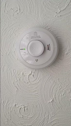 Aico EI3028 heat & carbon monoxide alarm mains powered with 10 year lithuim battery backup.