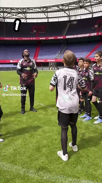 The First Touch Challenge met mijn eigen ArsenioVibez Team! 😍🔥 We hebben gelachen, gestreden en natuurlijk genoten van elke touch! ⚽️💥 Welke touch vond jij het best? Drop het nummertje hieronder 👇🏾 (1 t/m 12)