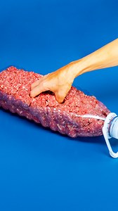 1.4M views · 5.7K reactions | Non cuocere la carne macinata finché non vedi questo trucco. Ti conquisterà! Ingredienti: carne di manzo macinata: 1.5 kg cipolla: 1 pz peperone rosso: 1 pz pangrattato: 80 g uova: 3 pz ketchup: 80 g aglio in polvere: 5 g prezzemolo essicato: 5 g paprika dolce: 5 g sale: 5 g pepe nero: 3 g concentrato di pomodoro: 50 g acqua: 1.5 l olio: 20 ml sale: 3 g pepe nero: 2 g | Saporito.tv | Facebook