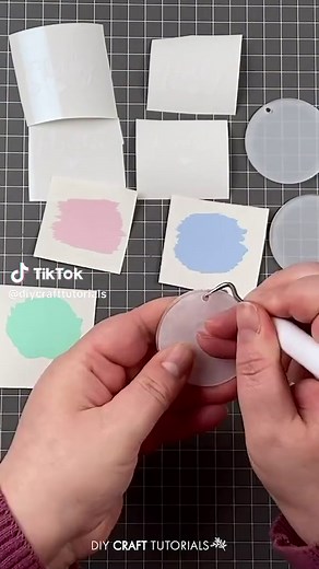 DIY ACRYLIC KEYCHAINS!⁠ No need to wait for paint to dry...use a vinyl Brush Stoke pattern instead!⁠ ⁠ Give these keychains a try - project is now in my Design Space profile!⁠ 💃🏼 ⁠ #cricut #diy