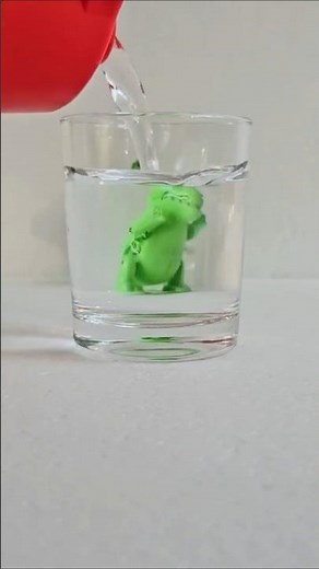 Student Submitted: Watch This Arrow Flip Direction with Water! (Refraction Experiment) #physics