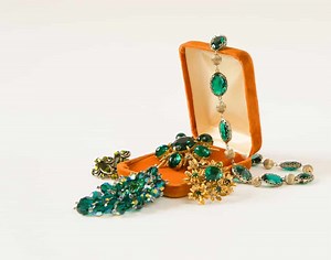Vintage Rhinestone Jewelry Value (Identification & Price Guides)