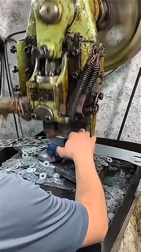 How Bolt Washers Are Made So Fast #punchpress #metalstamping #factory