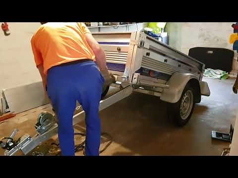 Comment mettre une remorque à la verticale seul