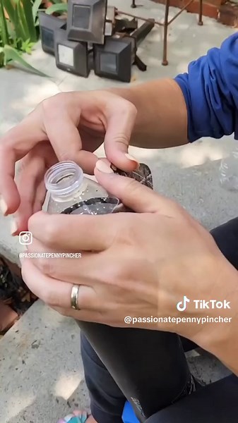 This is an easy way to blow up your inflatable pools this summer if you don’t have a pump. It works on a lot of other things too! #summer #inflatable #inflate #pool #poolhack #easydiy #walmartfinds #waterbottle