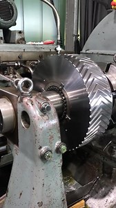 86K views · 490 shares | Dentatura ingranaggi a spina di pesce ⚙️ (Credit: Thomas Dee https://tinyurl.com/y2mxg5xr) | Meccanica News | Facebook